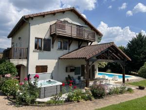 Gîte Lac des Sapins - Piscine & Jacuzzi - Gîte du Beaujolais Bleu